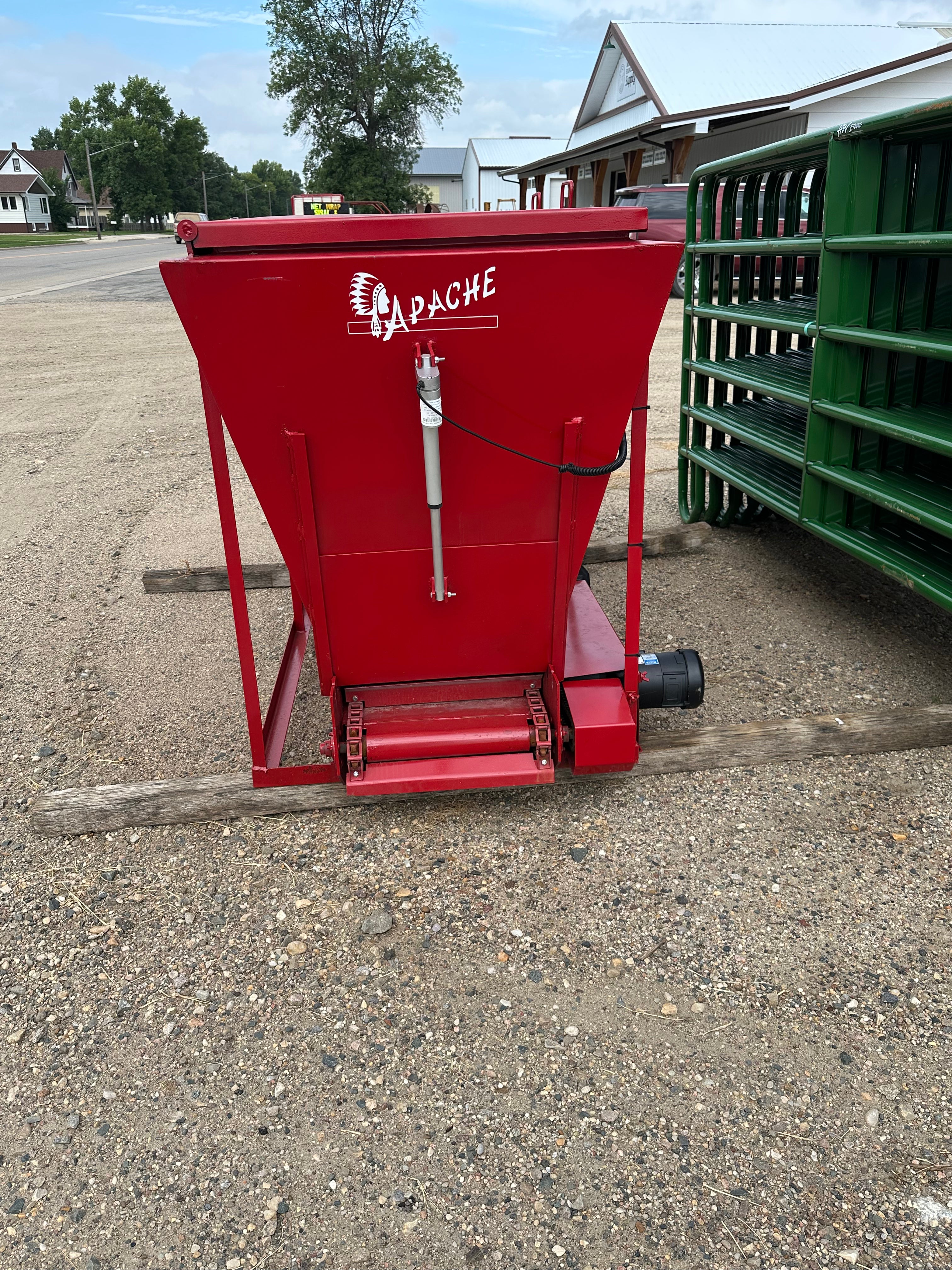 Apache Range/Distiller Feeder - 2000LB