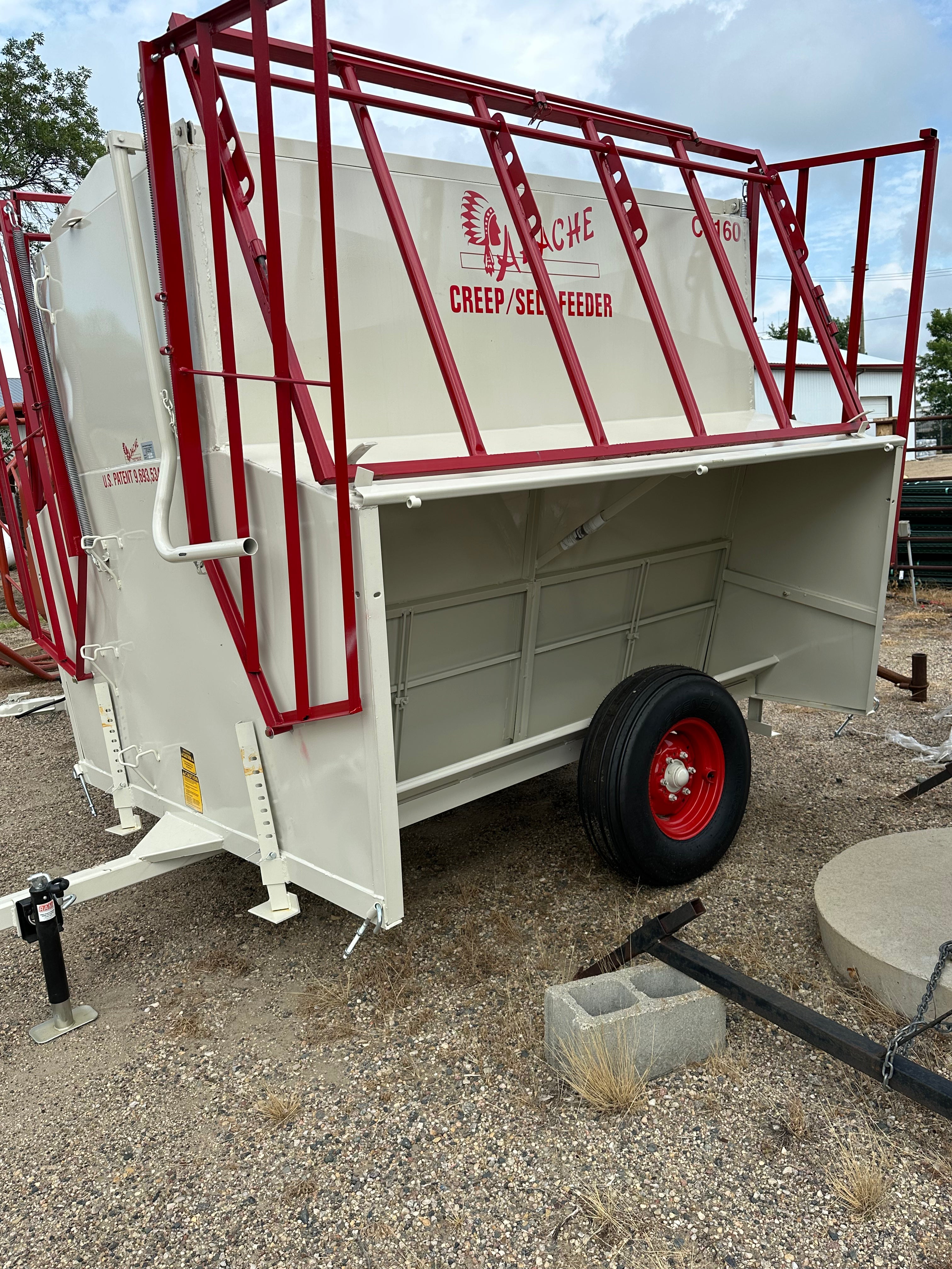 Apache Creep Feeder with Panels - 8' - 160 Bushel