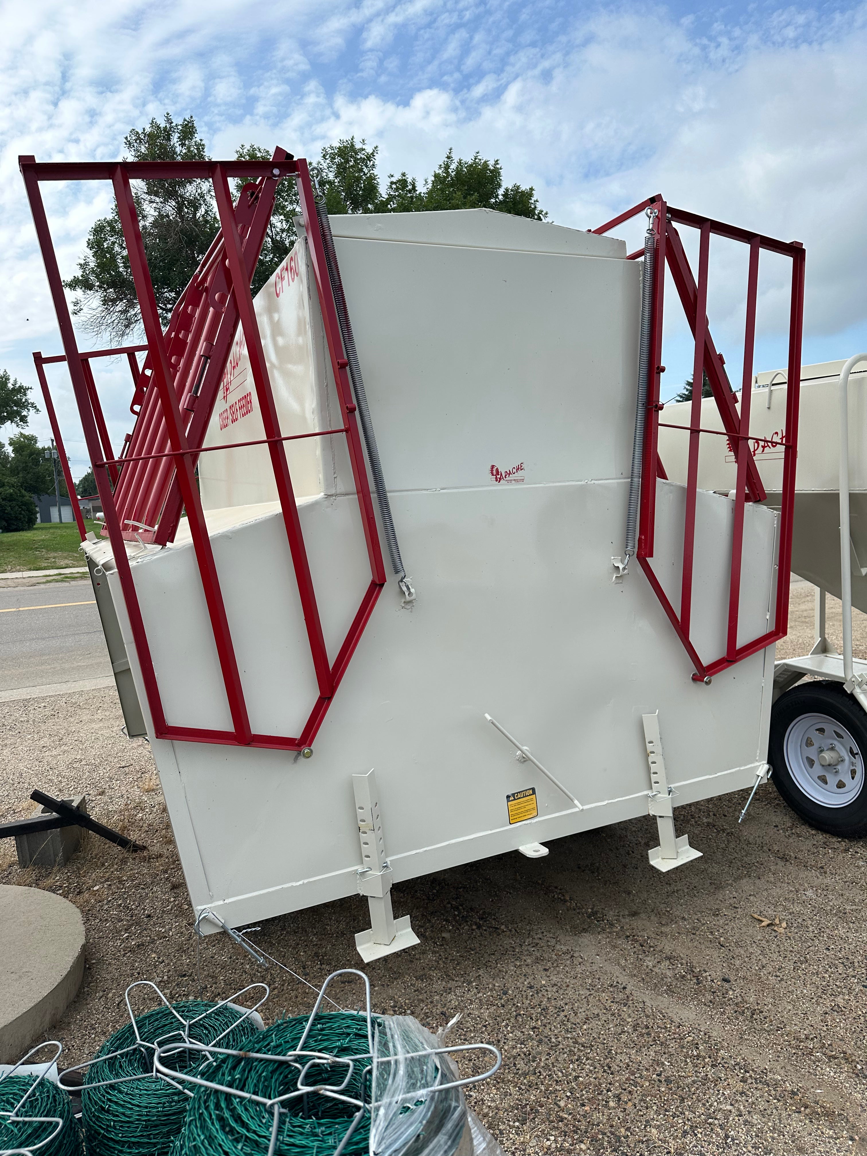 Apache Creep Feeder with Panels - 8' - 160 Bushel