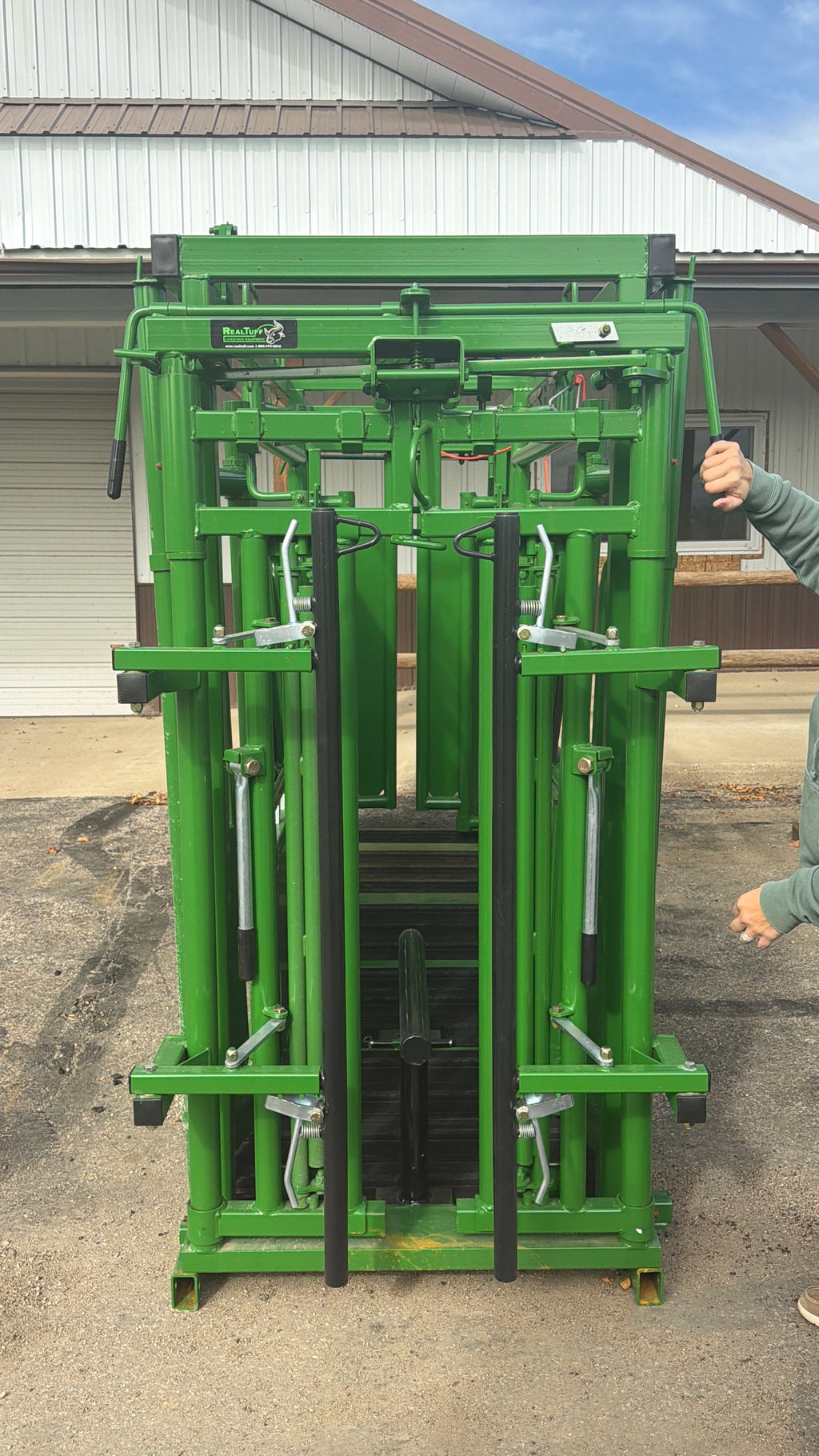 Real Tuff Squeeze Chute w/Neck Extender & Brisket Bar