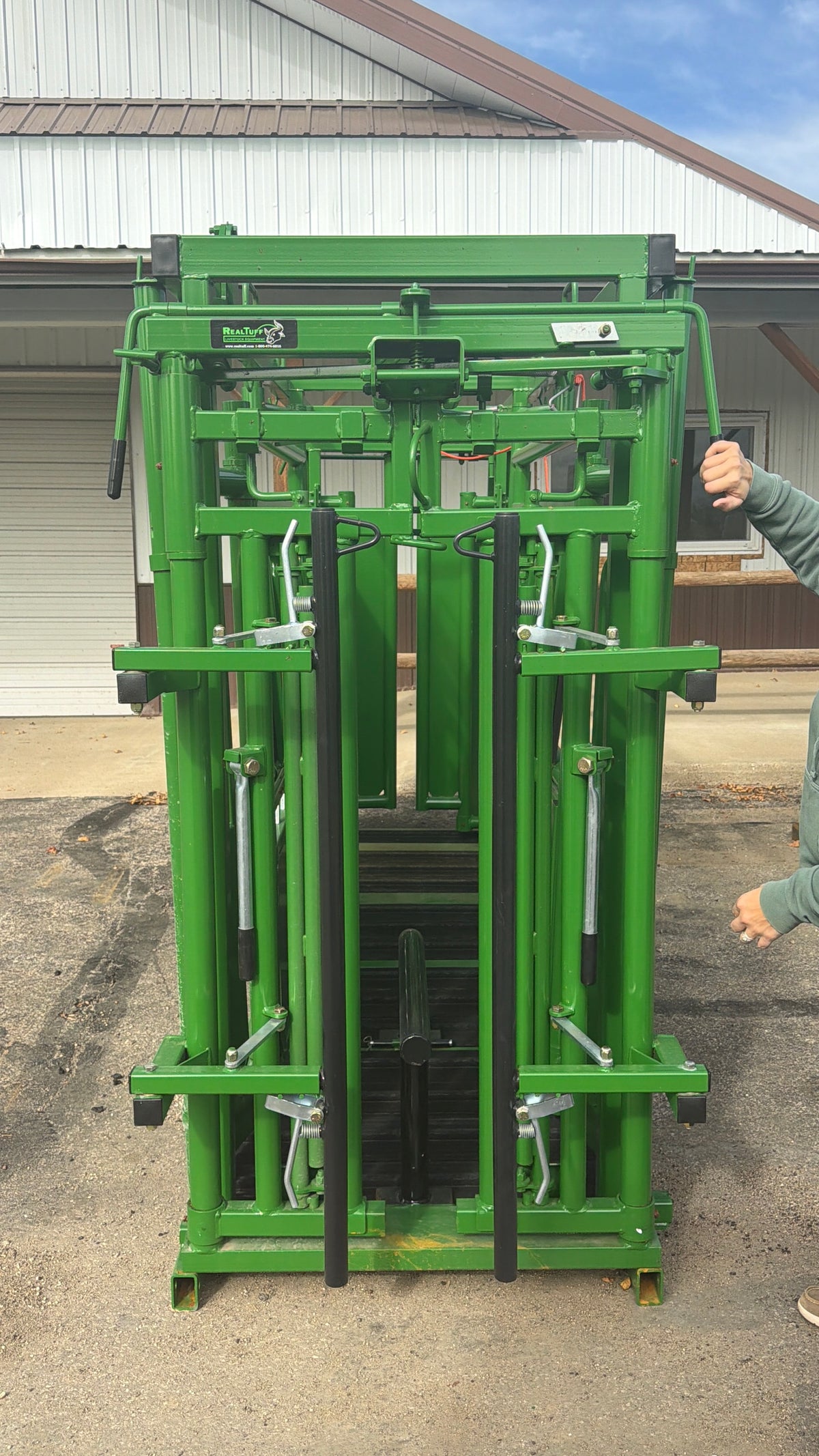 Real Tuff Squeeze Chute w/Neck Extender & Brisket Bar
