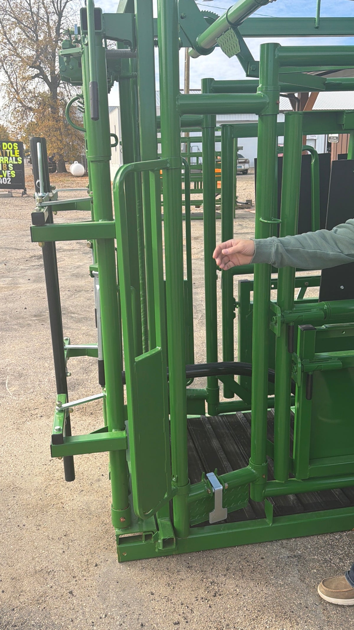 Real Tuff Squeeze Chute w/Neck Extender & Brisket Bar