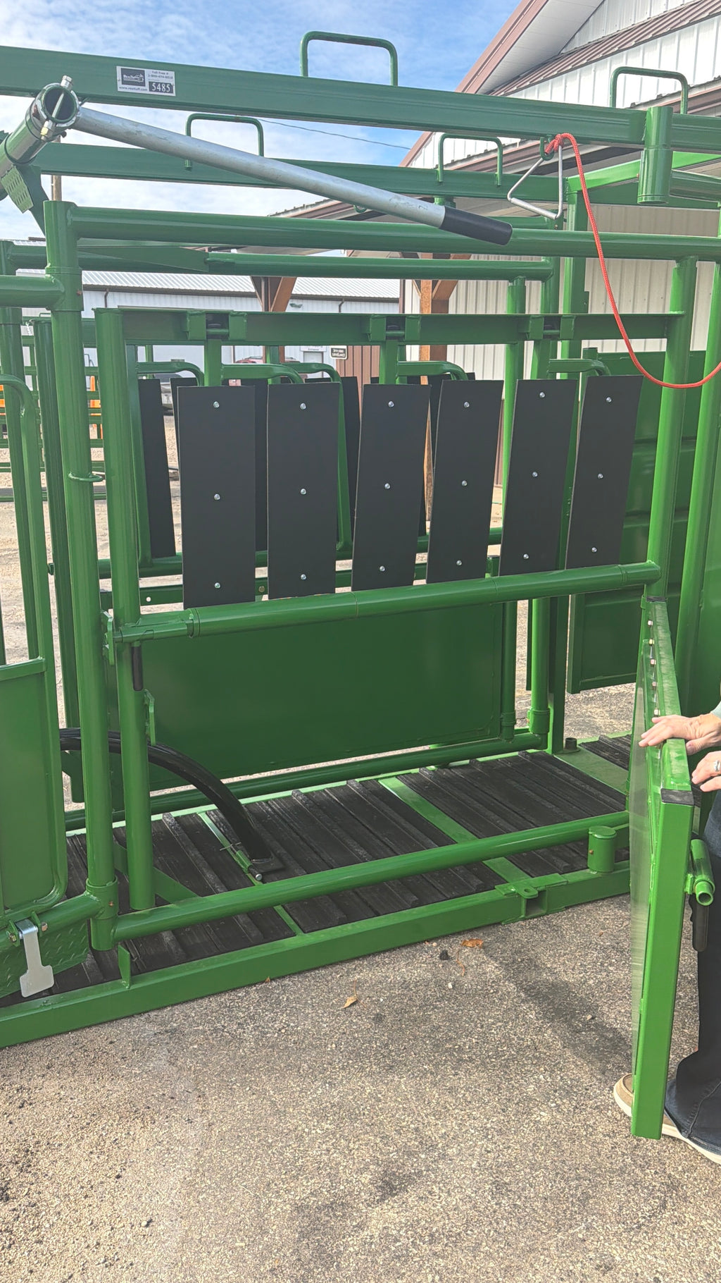 Real Tuff Squeeze Chute w/Neck Extender & Brisket Bar