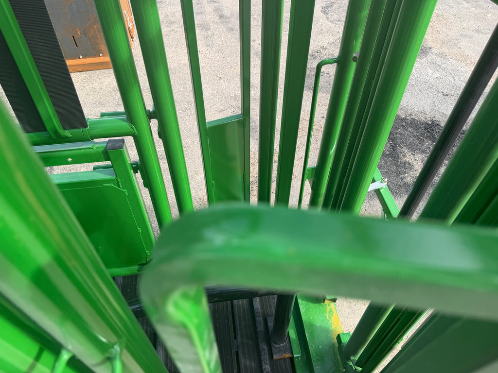 Real Tuff Squeeze Chute w/Neck Extender & Brisket Bar