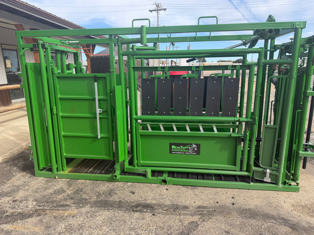 Real Tuff Squeeze Chute w/Neck Extender & Brisket Bar