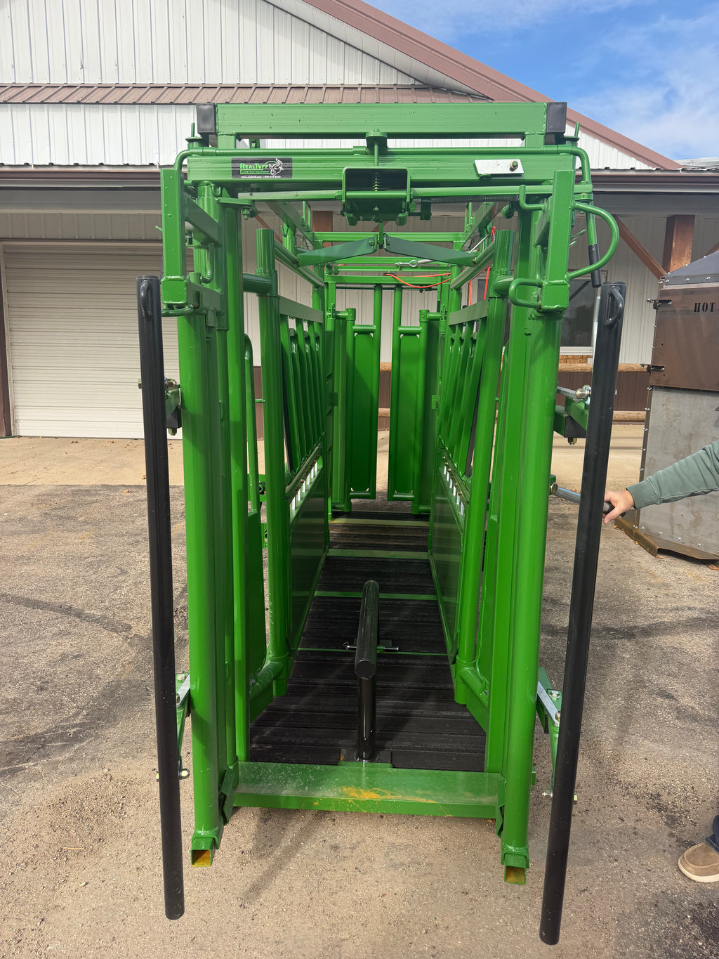 Real Tuff Squeeze Chute w/Neck Extender & Brisket Bar